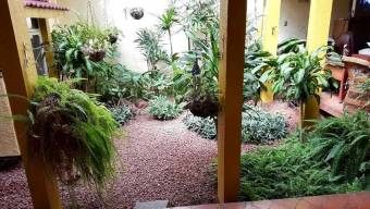 Se vende espaciosa casa de 2 plantas en Yoses Sur de San José 23-2387