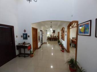 Se vende moderna casa con amplio terreno de 2,042m2 en Santa Ana de San José 23-1553