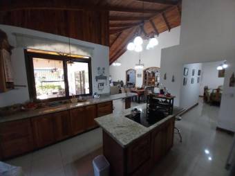 Se vende moderna casa con amplio terreno de 2,042m2 en Santa Ana de San José 23-1553