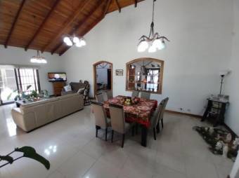 Se vende moderna casa con amplio terreno de 2,042m2 en Santa Ana de San José 23-1553