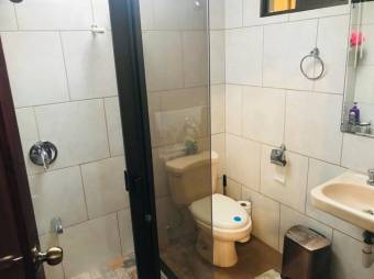 Se vende propiedad con 2 casas de uso de suelo mixto en Catedral de San José 24-835