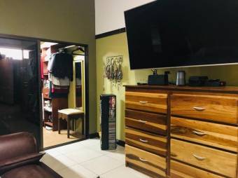 Se vende propiedad con 2 casas de uso de suelo mixto en Catedral de San José 24-835