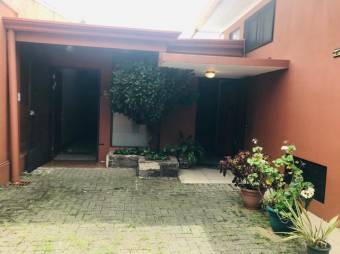 Se vende propiedad con 2 casas de uso de suelo mixto en Catedral de San José 24-835