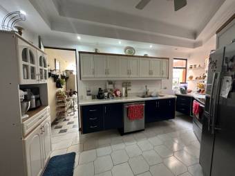 Se vende moderna casa con patio y terraza en San Vicente de Moravia 24-864