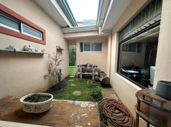 Se vende moderna casa con patio y terraza en San Vicente de Moravia 24-864