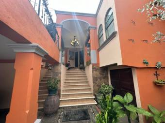 Se vende moderna casa con patio y terraza en San Vicente de Moravia 24-864