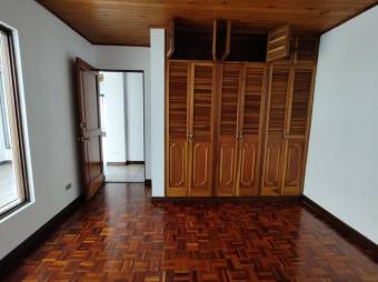 Se vende espaciosa casa con amplio patio en San Vicente de Moravia 24-431