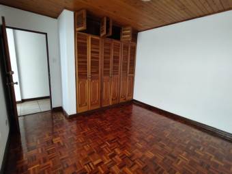 Se vende espaciosa casa con amplio patio en San Vicente de Moravia 24-431