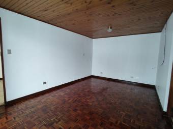 Se vende espaciosa casa con amplio patio en San Vicente de Moravia 24-431