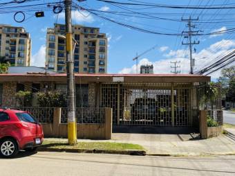 Se vende espaciosa casa con patio en Mata Redonda de San José 23-2179