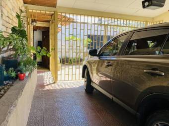 Se vende espaciosa casa con patio en Mata Redonda de San José 23-2179