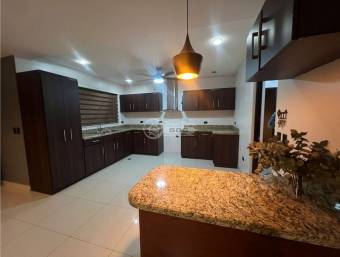 Casa esquinera Condominio Hacienda El Coyol Alajuela