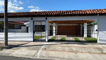 Se vende moderna y espaciosa casa con patio en  Rio Oro de Santa Ana 23-1917