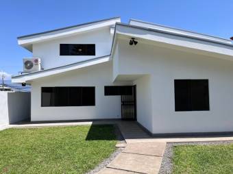 Se vende moderna y espaciosa casa con patio en  Rio Oro de Santa Ana 23-1917