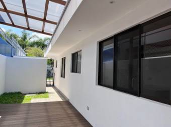 Se vende moderna y espaciosa casa con patio en  Rio Oro de Santa Ana 23-1917