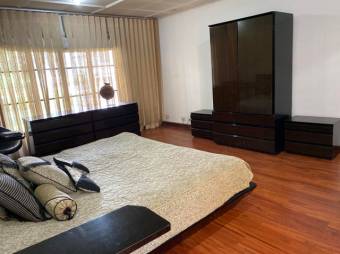 Se vende espaciosa casa con patio en zona del Boulevard de Rohrmoser 22-1136