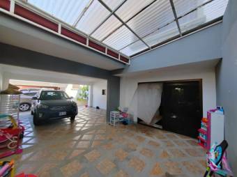 Se vende espaciosa casa con patio en condominio de Pozos en Santa Ana 24-1471