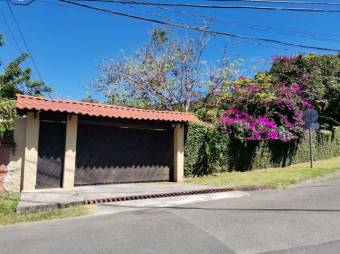 Se vende espaciosa casa con amplio terreno de 2,220m2 en Rio Oro de Santa Ana 23-1533