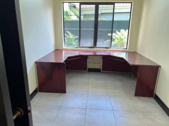 Se vende espaciosa casa con patio en condominio de Lindora 23-708