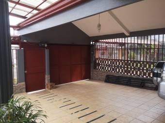 Se vende espaciosa casa con patio y terraza en Zapote de San José 24-884