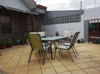 Se vende espaciosa casa con patio y terraza en Zapote de San José 24-884