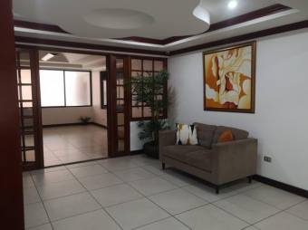 Se vende espaciosa casa con patio y terraza en Zapote de San José 24-884