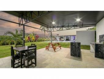 Se vende hermosa casa con piscina en La Fortuna San Carlos