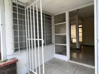 Se vende casa con amplio patio y uso de suelo mixto en Carmen de San José 24-465