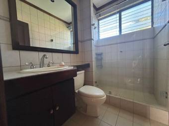 Se vende espaciosa casa con piscina en condominio en Pozos de Santa Ana 24-1385