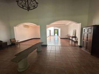 Se vende espaciosa casa con piscina en condominio en Pozos de Santa Ana 24-1385