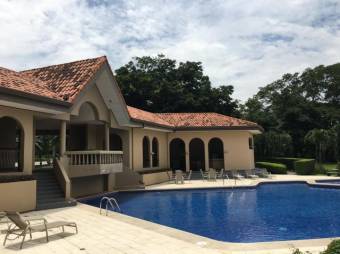 Se vende espaciosa casa con piscina en condominio en Pozos de Santa Ana 24-1385