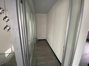 Se vende moderna casa con patio en condominio de Brasil en Santa Ana 24-1577