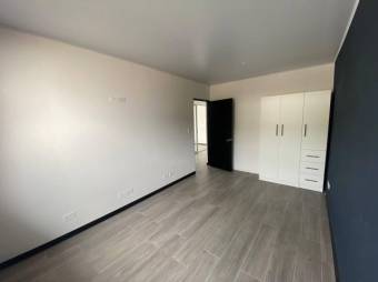 Se vende moderna casa con patio en condominio de Brasil en Santa Ana 24-1577