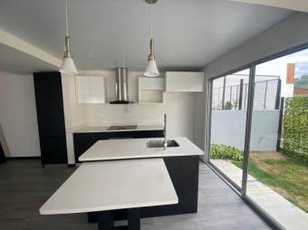 Se vende moderna casa con patio en condominio de Brasil en Santa Ana 24-1577