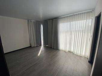 Se vende moderna casa con patio en condominio de Brasil en Santa Ana 24-1577