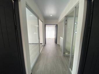 Se vende moderna casa con patio en condominio de Brasil en Santa Ana 24-1577