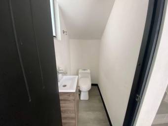 Se vende moderna casa con patio en condominio de Brasil en Santa Ana 24-1577