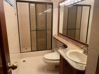 Se vende espaciosa casa con patio en zona de Rohrmoser 23-2262