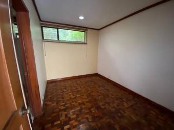 Se vende espaciosa casa con patio en zona de Rohrmoser 23-2262