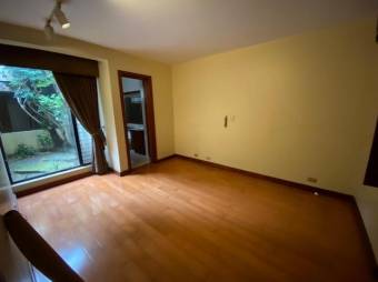 Se vende espaciosa casa con patio en zona de Rohrmoser 23-2262