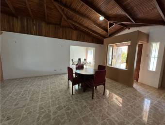 Se vende Casa una planta en el centro de Santo Domingo Heredia 