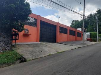 Se alquila espaciosa casa amoblada con amplio lote en San Rafael de Heredia 25-103 