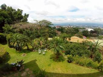 Se alquila amplio apartamento con terraza en edificio de San Rafael en Escazu 24-1913