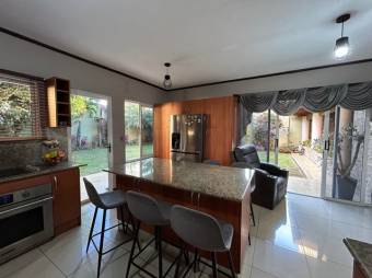 Se vende espaciosa casa con patio y terraza en condominio de San francisco en Heredia 24-918