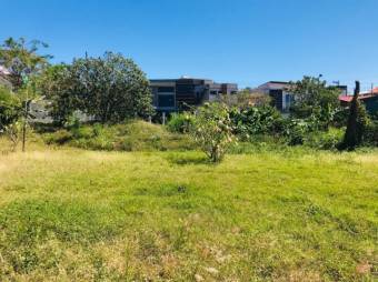 Se vende amplio lote de 1,493m2 en prestigiosa zona de Mercedes en Heredia 24-1324