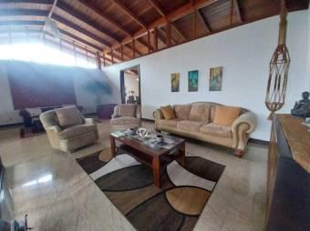 Venta de Impresionante Casa en San Rafael, Escazú. RAH 24-1823