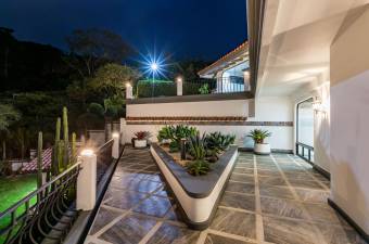 Venta de Espectacular Mansión en Escazú, San José. RAH 24-576