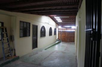 se vende espaciosa casa con amplias zonas verdes en San Rafael de Heredia 23-1609