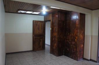 se vende espaciosa casa con amplias zonas verdes en San Rafael de Heredia 23-1609