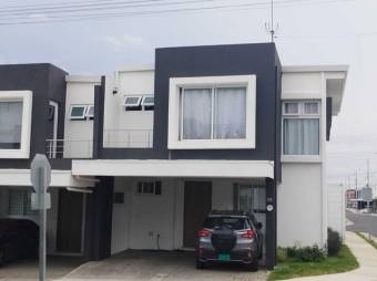 Se vende moderna casa con patio en condominio de San Francisco en Heredia 25-64